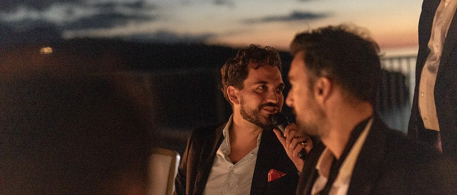 Zwei Mitglieder im Gespräch bei Sonnenuntergang, Fast Track Mallorca 2025
