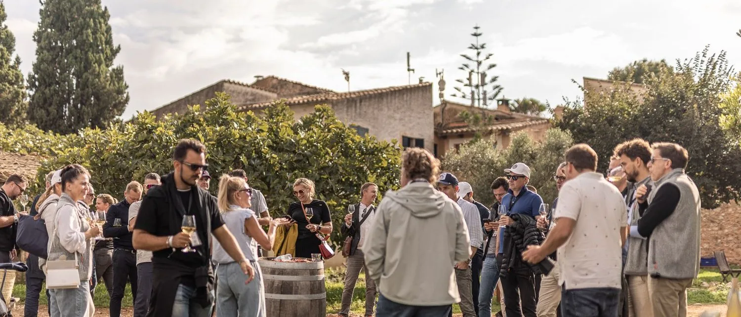 Mitglieder im Gespräch im Garten, Fast Track Mallorca 2025